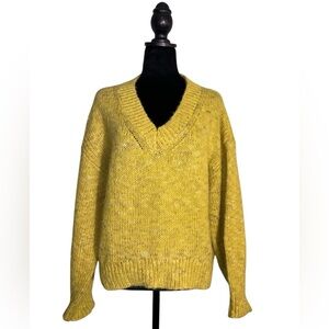 Universal Thread Women’s Oversized Knit Sweater Size Medium Yellow V-Neck
